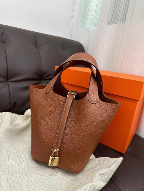 Torba od prave kože za žene – bucket bag, velika zapremina, uspravni kvadratni oblik, boja slonova siva