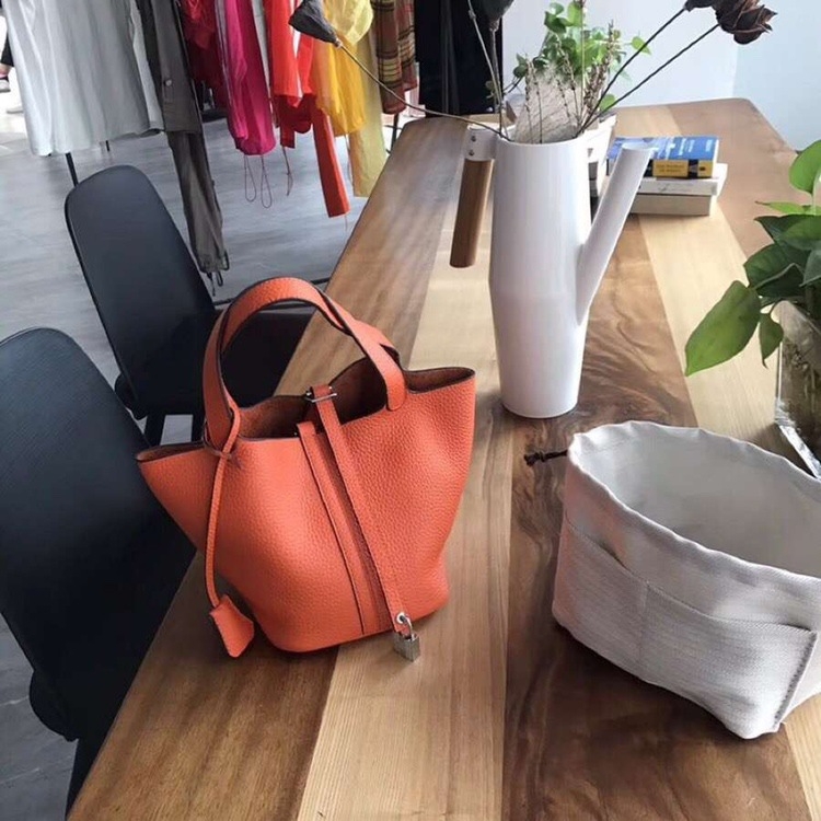 Torba od prave kože za žene – bucket bag, velika zapremina, uspravni kvadratni oblik, boja slonova siva