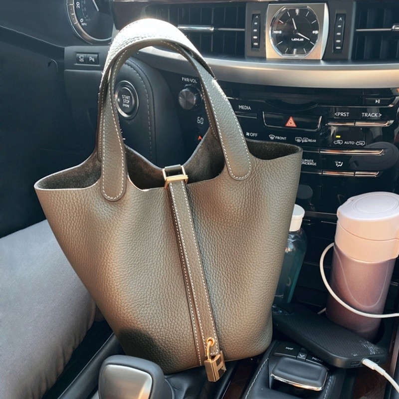 Torba od prave kože za žene – bucket bag, velika zapremina, uspravni kvadratni oblik, boja slonova siva