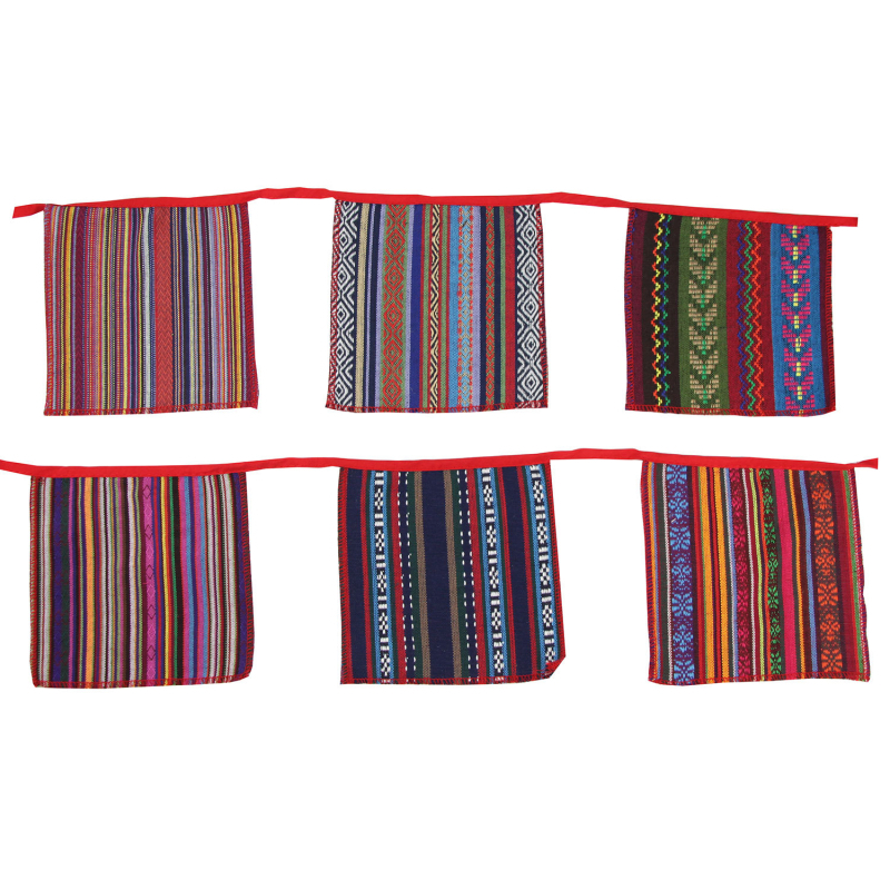 Steag pătrat pentru decor exterior – șir de stegulețe în stil țigănesc