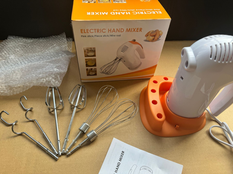 Mixer electric de mână pentru uz casnic, cu putere mare — amestecă ouă, frământă aluat și bate frișca.