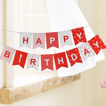 Banner de ziua de naștere din hârtie roșie cu dungi de lumânări și steaguri în formă de coadă de pește — Happy Birthday