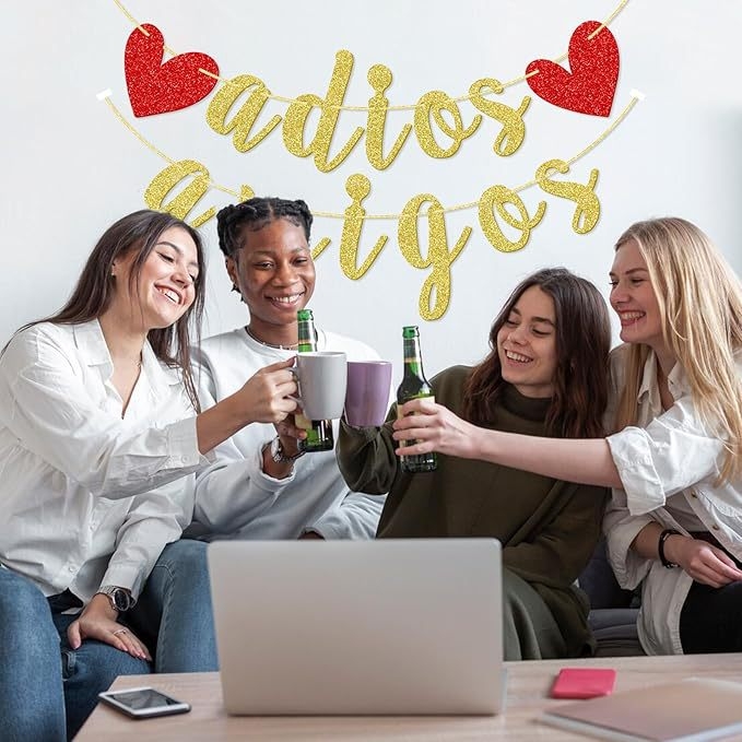 Banner cu litere aurii pentru decor de petrecere, cu stegulețe atârnate