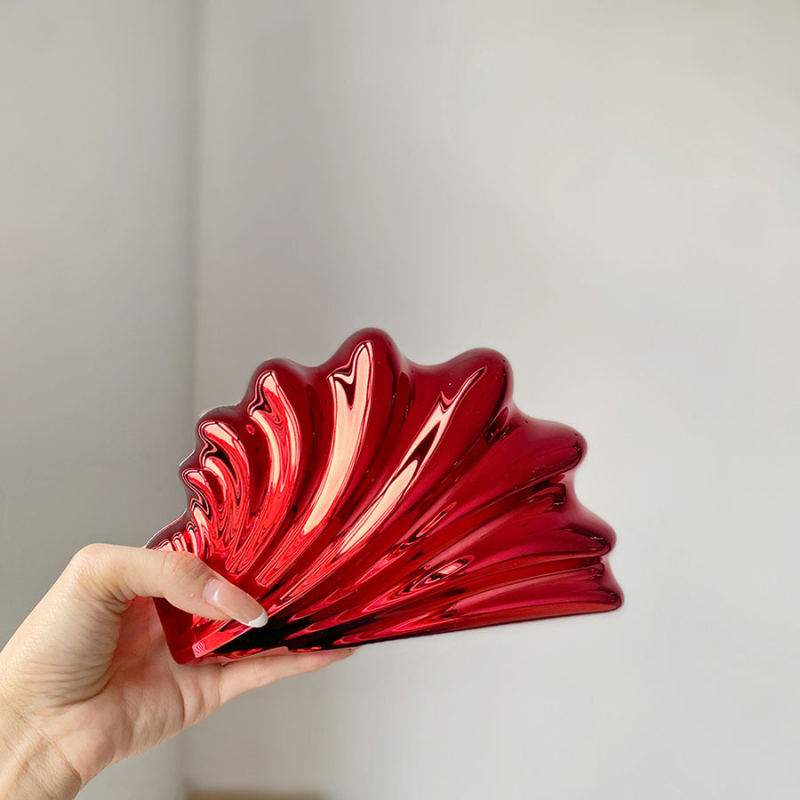 Akrilna crossbody torba s uzorkom školjke, elegantna i svestrana.