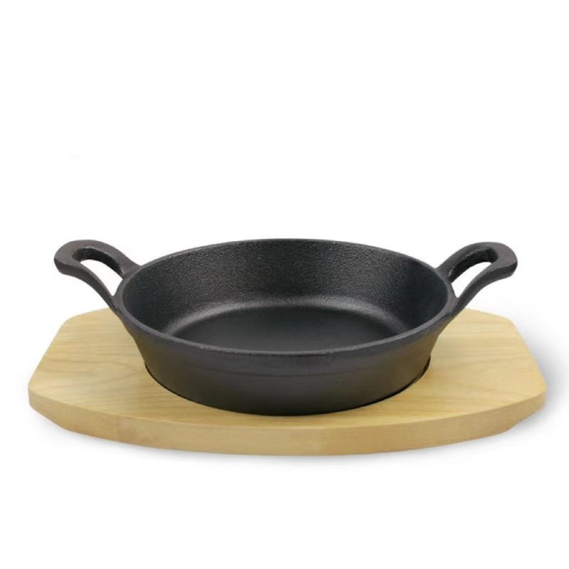 Tigaie mică din fontă, netencuită, cu două mâneri, dimensiuni 16 cm și 18 cm.