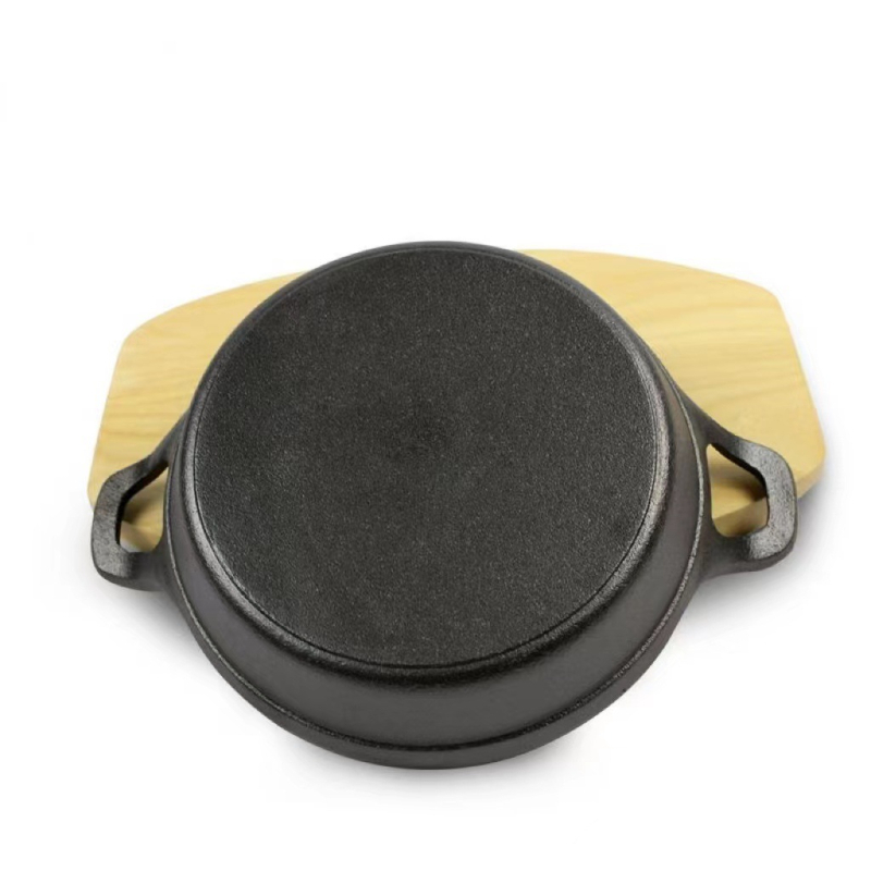 Tigaie mică din fontă, netencuită, cu două mâneri, dimensiuni 16 cm și 18 cm.