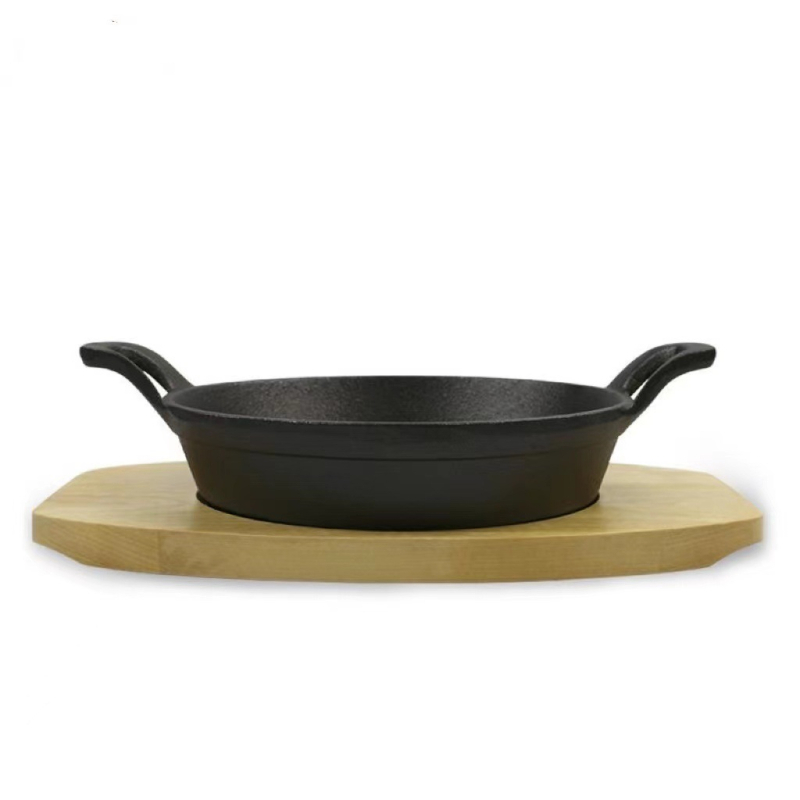 Tigaie mică din fontă, netencuită, cu două mâneri, dimensiuni 16 cm și 18 cm.