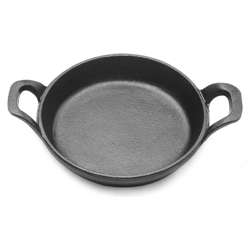 Tigaie mică din fontă, netencuită, cu două mâneri, dimensiuni 16 cm și 18 cm.