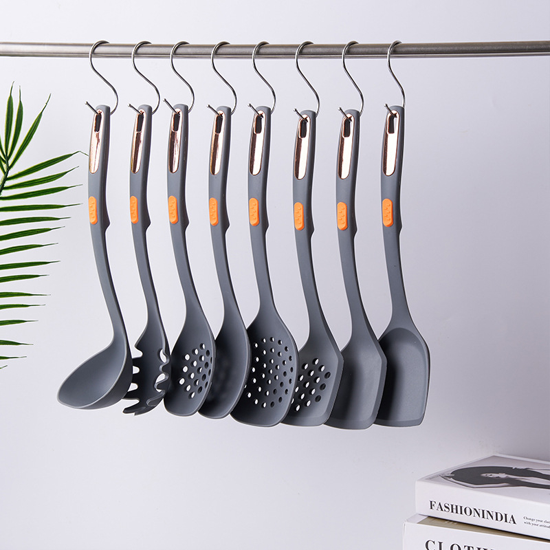 Set din silicon pentru bucătărie, 7 piese, cu suport de depozitare; include lingură și spatulă; rezistent la temperaturi înalte; antiaderent.