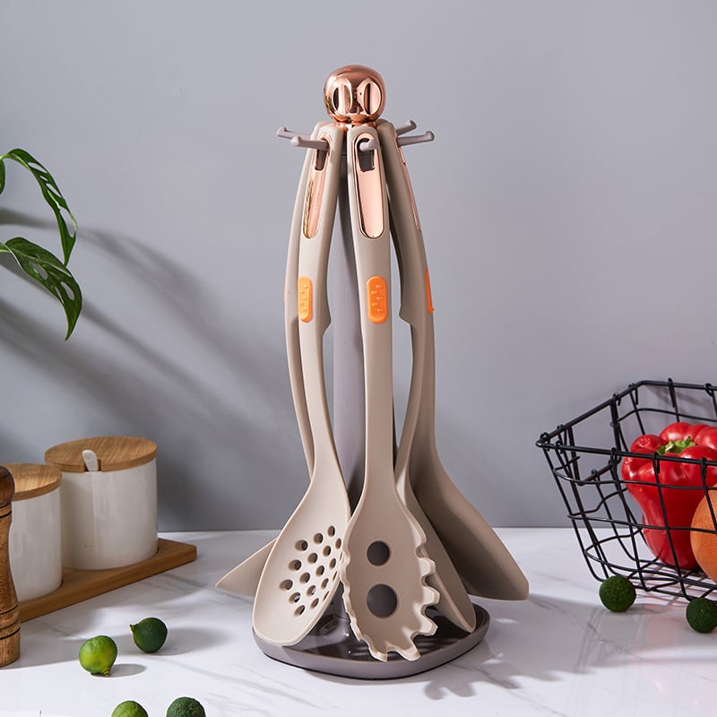 Set din silicon pentru bucătărie, 7 piese, cu suport de depozitare; include lingură și spatulă; rezistent la temperaturi înalte; antiaderent.