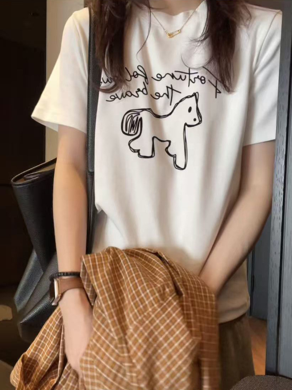2026 proljeće-ljeto ženski T-shirt s otiskom ponija, kratkih rukava, široka silueta za sitniju figuru, bijeli bazni top