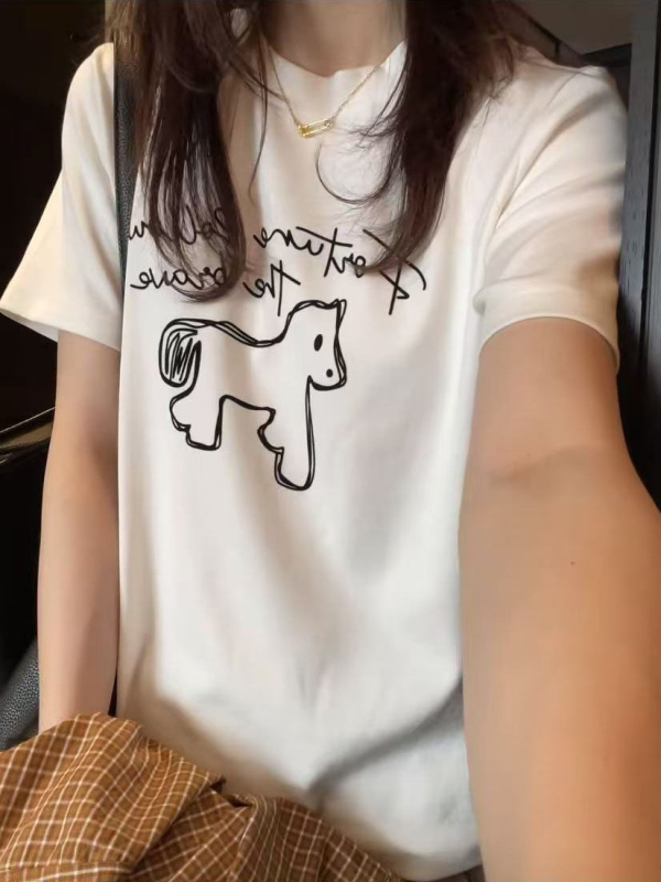 2026 proljeće-ljeto ženski T-shirt s otiskom ponija, kratkih rukava, široka silueta za sitniju figuru, bijeli bazni top