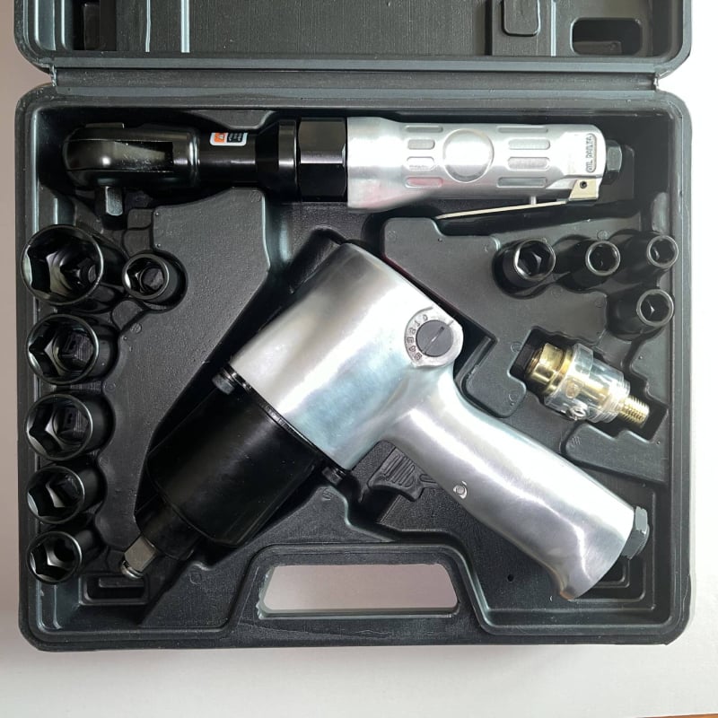 Set de unelte pneumatice pentru reparații auto: cioc pneumatic mic, cheie cu clichet și unelte de demontare a anvelopelor