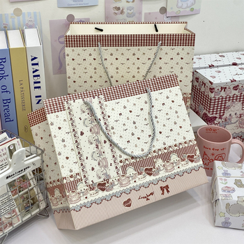 Geantă cadou din carton alb cu design cu miel și tort, durabilă și cu capacitate mare, include card de salut