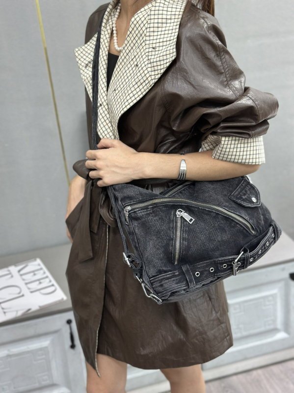 Traper torba u punk stilu s rivetima, retro moda, preko ramena