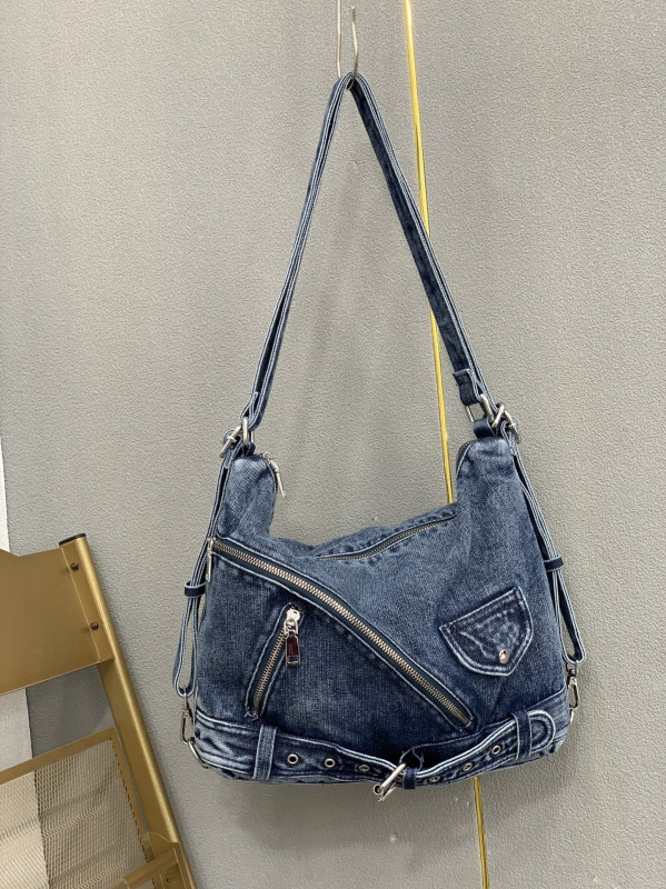 Traper torba u punk stilu s rivetima, retro moda, preko ramena