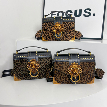 Ženska torbica od PU kože s leopard printom, mala kvadratna torba preko ramena s poklopcem i metalnim zakovicama, detalj lavlje glave