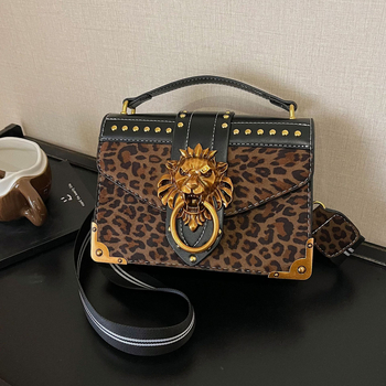 Ženska torbica od PU kože s leopard printom, mala kvadratna torba preko ramena s poklopcem i metalnim zakovicama, detalj lavlje glave