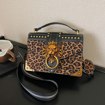 Ženska torbica od PU kože s leopard printom, mala kvadratna torba preko ramena s poklopcem i metalnim zakovicama, detalj lavlje glave