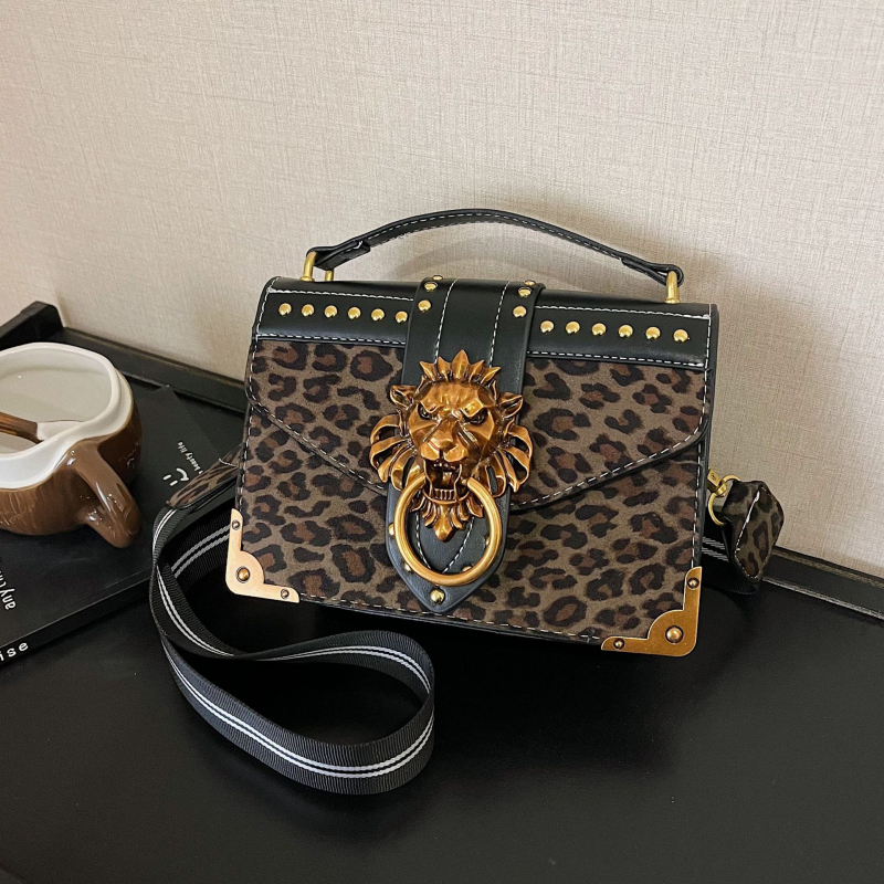 Ženska torbica od PU kože s leopard printom, mala kvadratna torba preko ramena s poklopcem i metalnim zakovicama, detalj lavlje glave