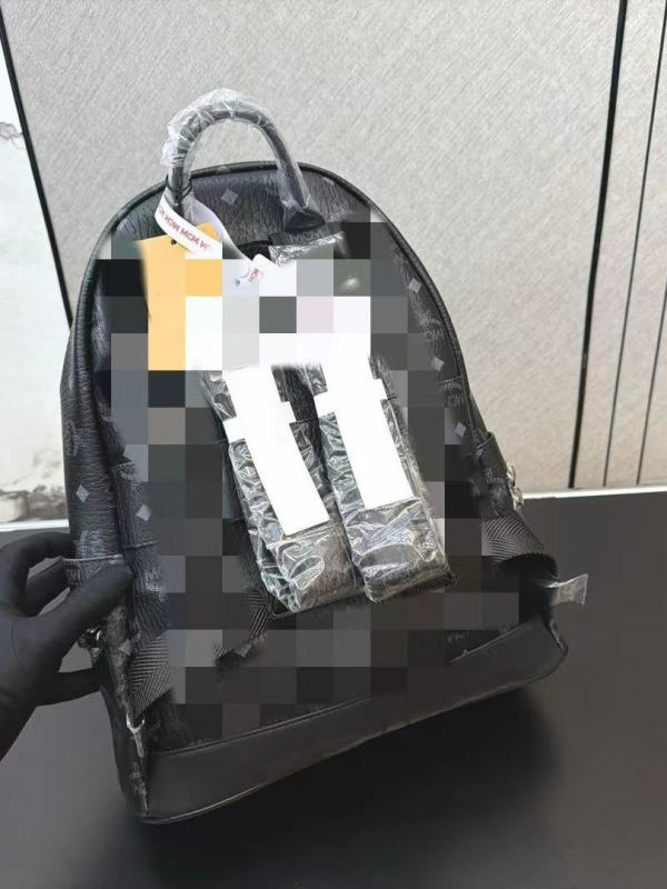 Unisex mini kožni ruksak s čavlima, kompaktan za svakodnevnu upotrebu, pogodan za 9-inčni prijenosnik