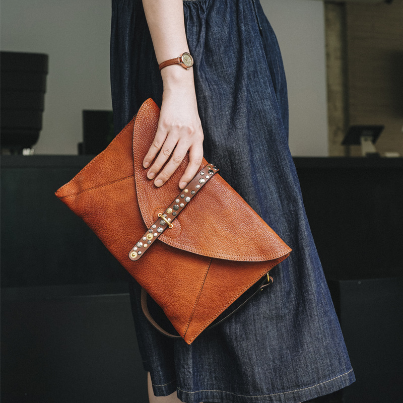 Italijanska ručna izrada od prvog sloja kože sa nýtama, crossbody ili clutch torba u stilu omotnice, srednje veličine, s poklopcem