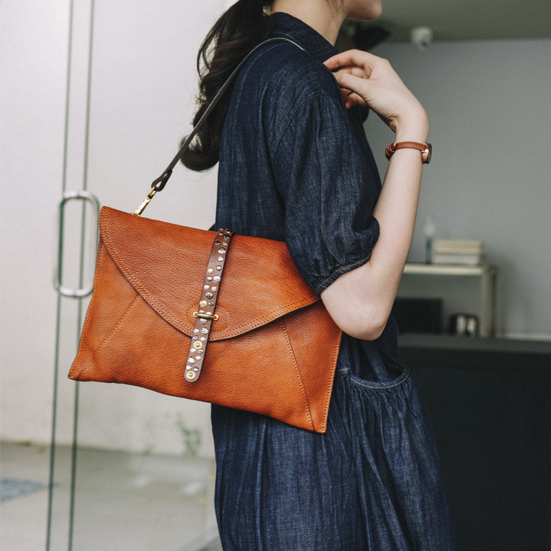 Italijanska ručna izrada od prvog sloja kože sa nýtama, crossbody ili clutch torba u stilu omotnice, srednje veličine, s poklopcem