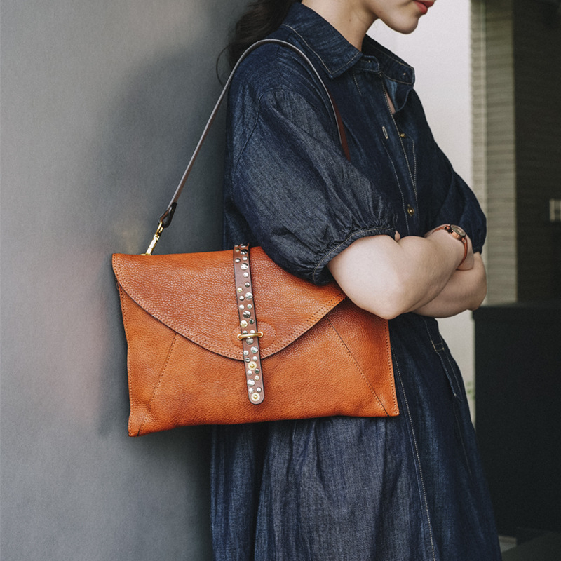 Italijanska ručna izrada od prvog sloja kože sa nýtama, crossbody ili clutch torba u stilu omotnice, srednje veličine, s poklopcem