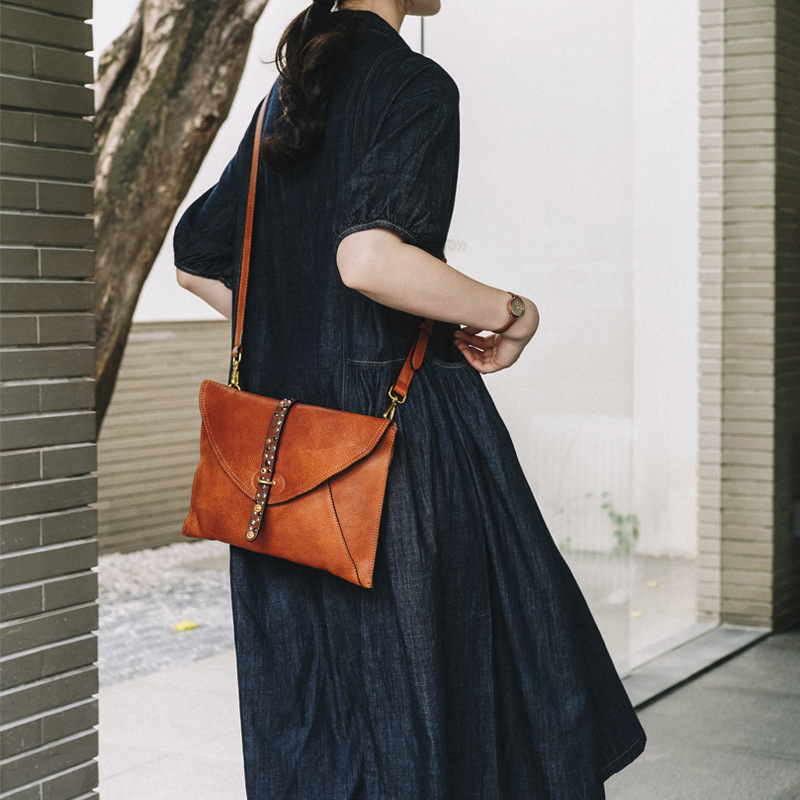 Italijanska ručna izrada od prvog sloja kože sa nýtama, crossbody ili clutch torba u stilu omotnice, srednje veličine, s poklopcem