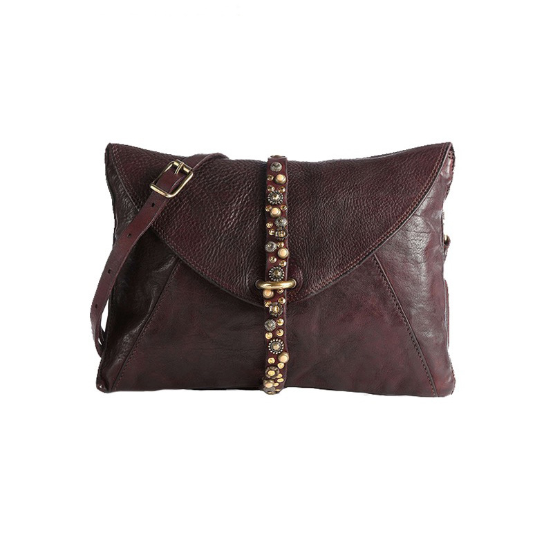 Italijanska ručna izrada od prvog sloja kože sa nýtama, crossbody ili clutch torba u stilu omotnice, srednje veličine, s poklopcem