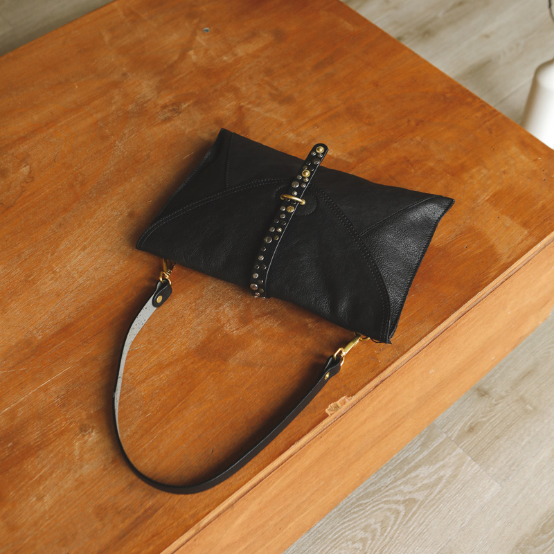 Italijanska ručna izrada od prvog sloja kože sa nýtama, crossbody ili clutch torba u stilu omotnice, srednje veličine, s poklopcem