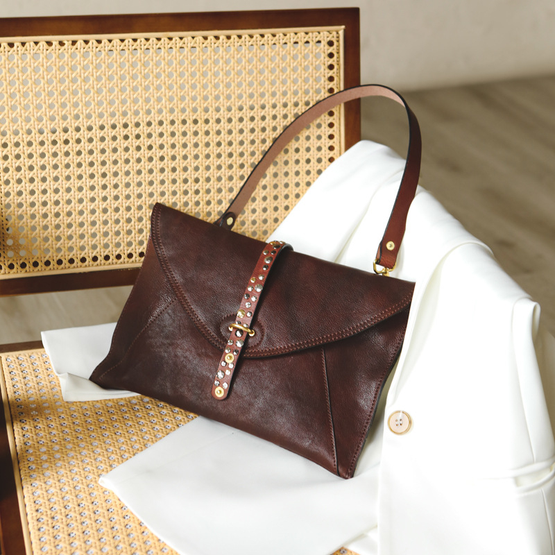 Italijanska ručna izrada od prvog sloja kože sa nýtama, crossbody ili clutch torba u stilu omotnice, srednje veličine, s poklopcem