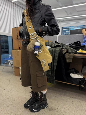Najlon tote torba, velika veličina, ovalni oblik, magnetska kopča, punk detalj s nitima i kružnim otvorima, gradski stil