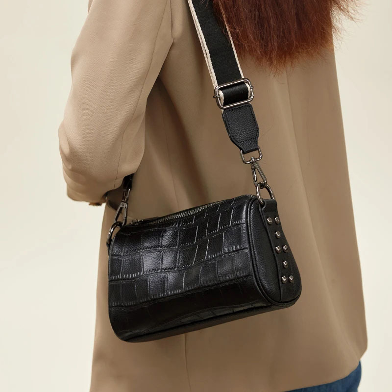 Ženska torba od prave kože s uzorkom krokodila, cilindričnog oblika kao jastuk, preko ramena i crossbody, model 2026