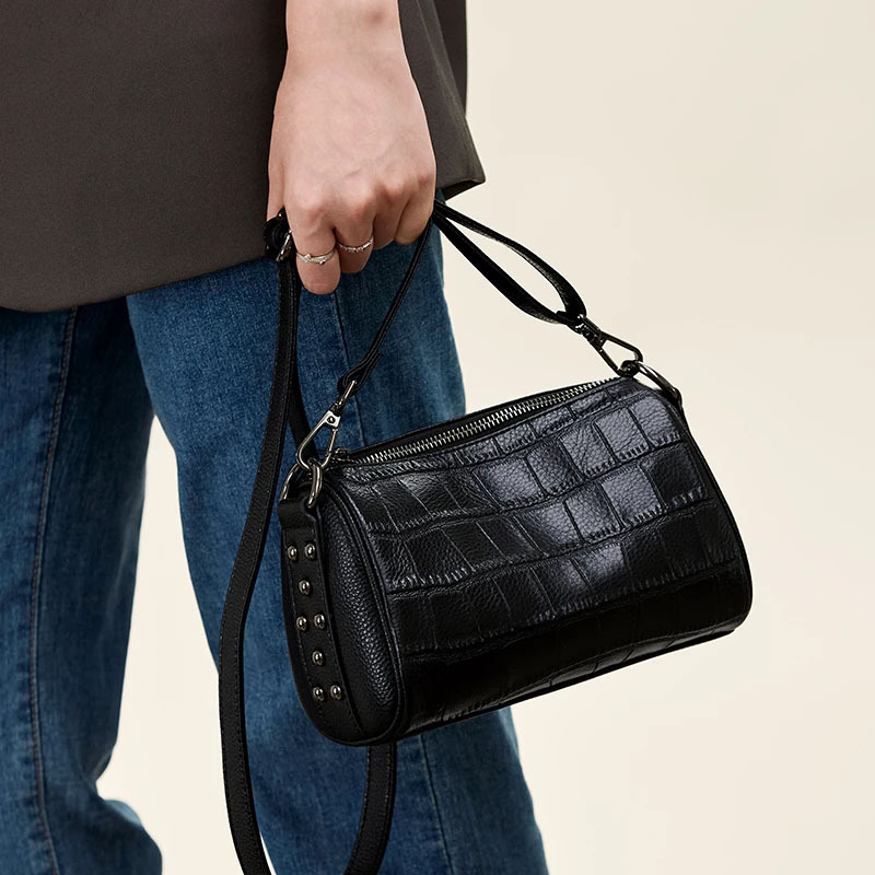Ženska torba od prave kože s uzorkom krokodila, cilindričnog oblika kao jastuk, preko ramena i crossbody, model 2026