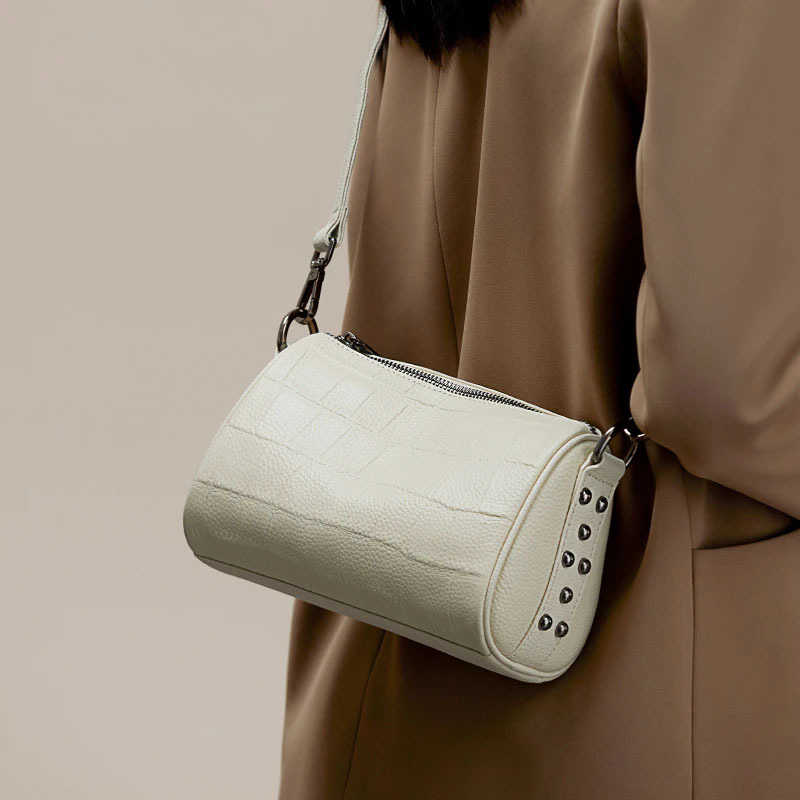 Ženska torba od prave kože s uzorkom krokodila, cilindričnog oblika kao jastuk, preko ramena i crossbody, model 2026