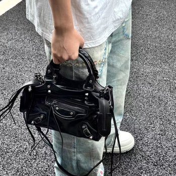 Ženska torba s nitima u moto stilu, kompaktna kvadratna crossbody torba