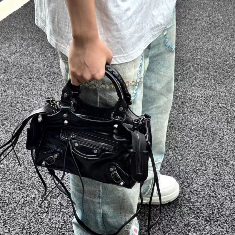 Ženska torba s nitima u moto stilu, kompaktna kvadratna crossbody torba