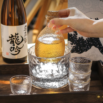 Set de sake din sticlă ciocănită, stil japonez, decantor transparent și pahare mici, margine aurie