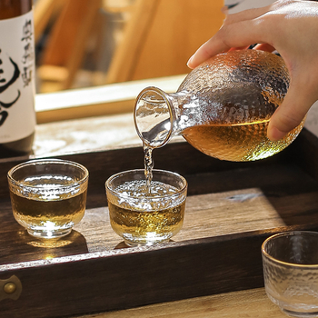 Set de sake din sticlă ciocănită, stil japonez, decantor transparent și pahare mici, margine aurie
