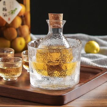 Set de sake din sticlă ciocănită, stil japonez, decantor transparent și pahare mici, margine aurie