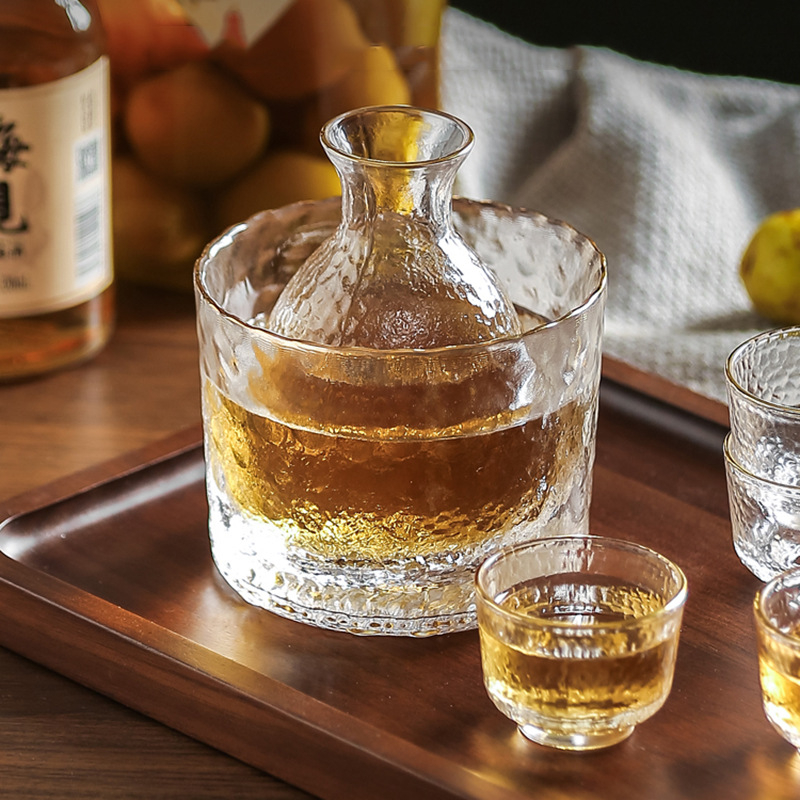Set de sake din sticlă ciocănită, stil japonez, decantor transparent și pahare mici, margine aurie