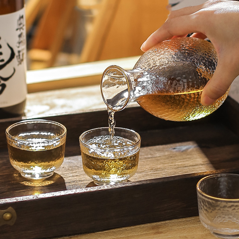 Set de sake din sticlă ciocănită, stil japonez, decantor transparent și pahare mici, margine aurie