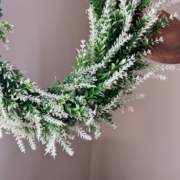 Ghirlandă de Crăciun verde și alb cu flori artificiale pentru decor de sărbătoare