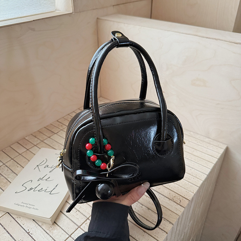 Crvena ženska torbica u obliku jastuka, s ručnim držalom i crossbody remenom