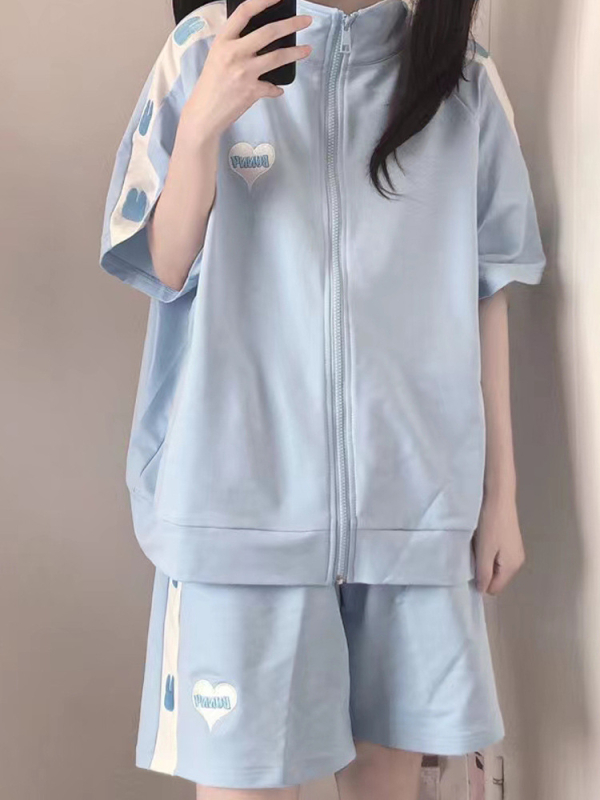 Ženski ljetni dvo-dijelni sportski set u korejskom stilu, slobodan kroj i vizualno vitka silueta, moderan školski stil, top s kratkim rukavima i šorc, casual.