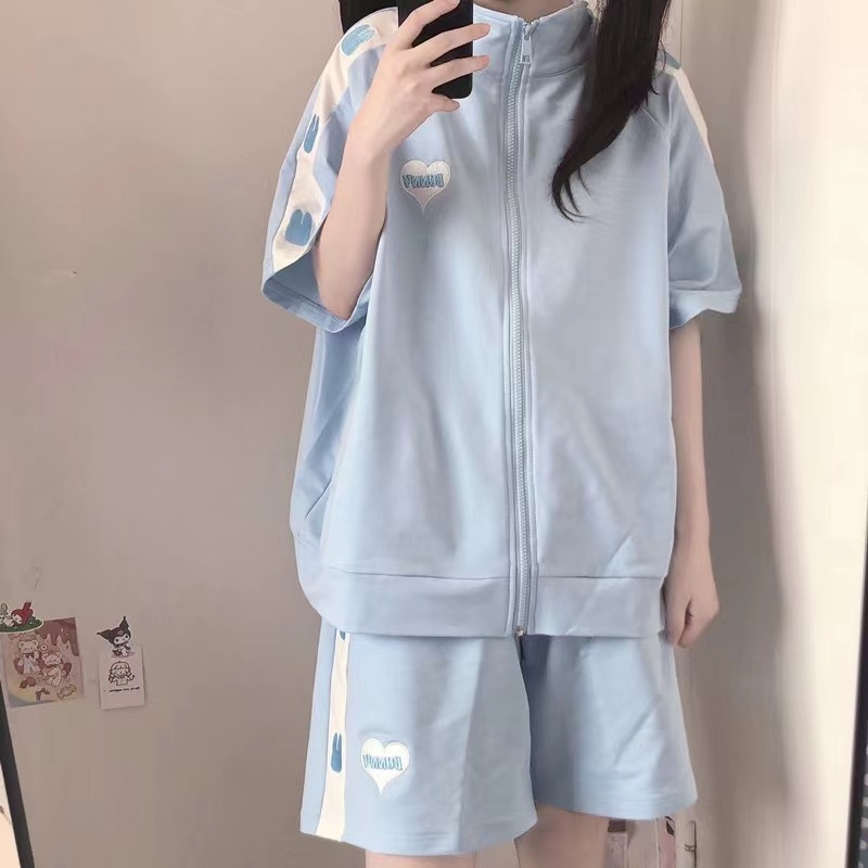 Ženski ljetni dvo-dijelni sportski set u korejskom stilu, slobodan kroj i vizualno vitka silueta, moderan školski stil, top s kratkim rukavima i šorc, casual.