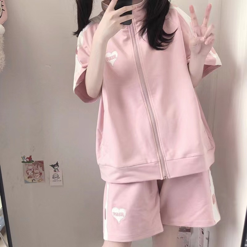 Ženski ljetni dvo-dijelni sportski set u korejskom stilu, slobodan kroj i vizualno vitka silueta, moderan školski stil, top s kratkim rukavima i šorc, casual.