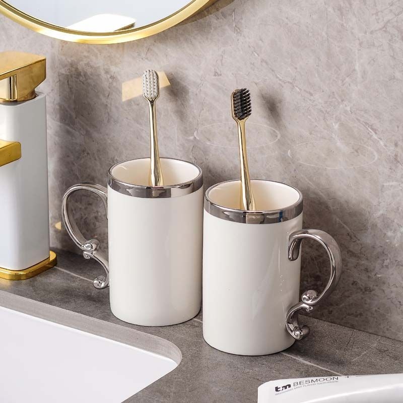 Set din două cești ceramice pentru periute de dinți, cu suport de depozitare