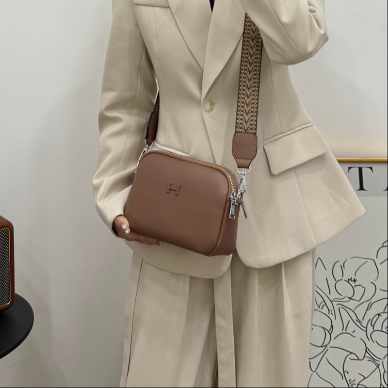 Kashlandi ženska crossbody torba, Lychee koža, srednja veličina, horizontalni kvadratni oblik, zatvarač, gradski minimalistički stil, proljeće-ljeto 2026